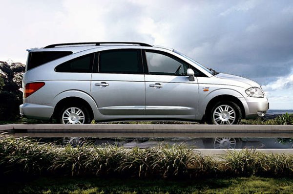 Плюсове: Rodius беше огромен миниван със седем места и товарен обем от повече от 3000 литра, ако само предните две седалки бяха в употреба. Практичността му беше извън съмнение, а цената му беше като на Ford Fiesta от висок клас. Е, за базови версии.

Минуси: За такава ниска цена не бихте могли да очаквате финес, висококачествен материал или много оборудване за безопасност. И го нямаше. Повечето критики към Rodius обаче бяха насочени към странния му вид. Британският дизайнер Кен Грийнли, който беше отговорен за него, се оправда как това било много ок за родината на автомобила Южна Корея. Повечето наблюдатели се съгласиха, че в неговата собствена няма никакъв смисъл. 
Фейслифтът от 2008 година не помогна много, но за хората, които се нуждаеха от превозно средство, което беше едновременно много просторно и евтино, външният вид едва ли имаше значение.

Оценка: Равенство